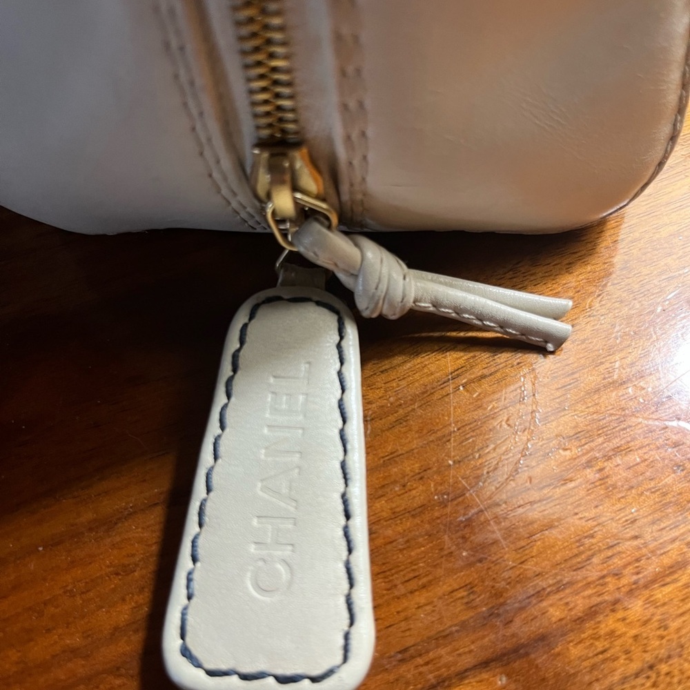 Vintage Chanel off Cream Leather Tote Bag - Picture 7 of 16